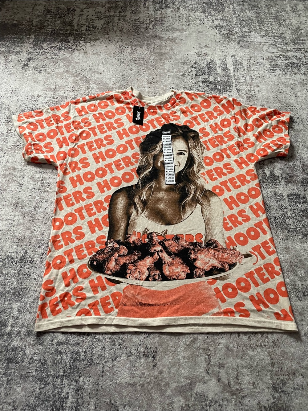 Men’s Hooters T shirt nwt size XL